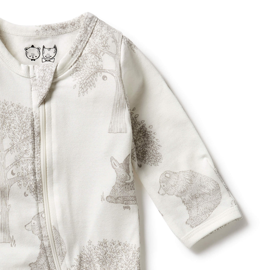 NEW IN STORE!! Welcome to the World organic zipsuit in a neutral theme. It has the sweetest exclusive Wilson & Frenchy illustration featuring creatures of the woods π³πΏπ³π¦
π³π¦π³