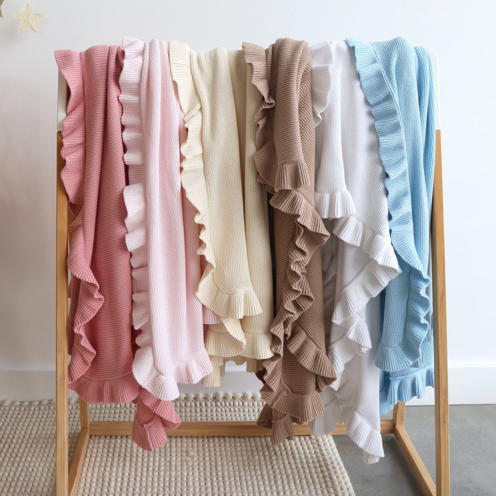 Obsessed with these new ruffle blankets! 🤩 They are so incredibly soft and cosy, perfect for snuggles. I love the little ruffle detail, it adds such a cute touch! 🥰