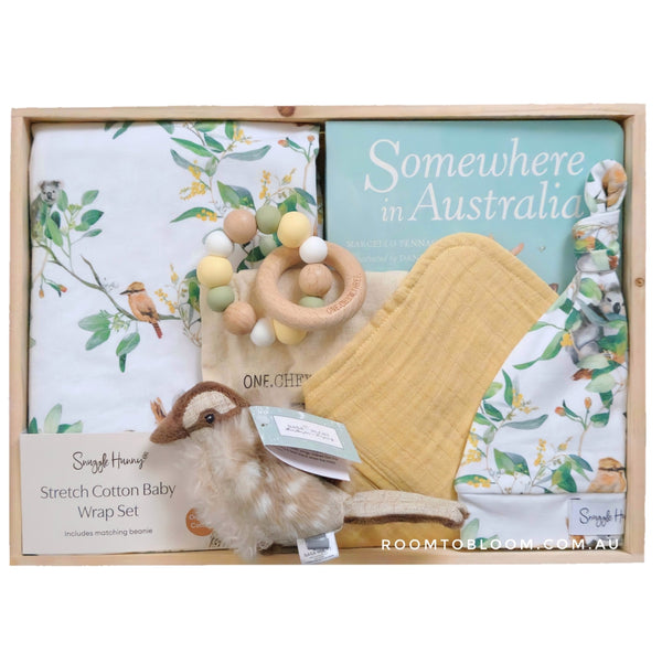 ROOM TO BLOOM Baby gift set with baby wrap, toy, plush toy and more in a wooden box.