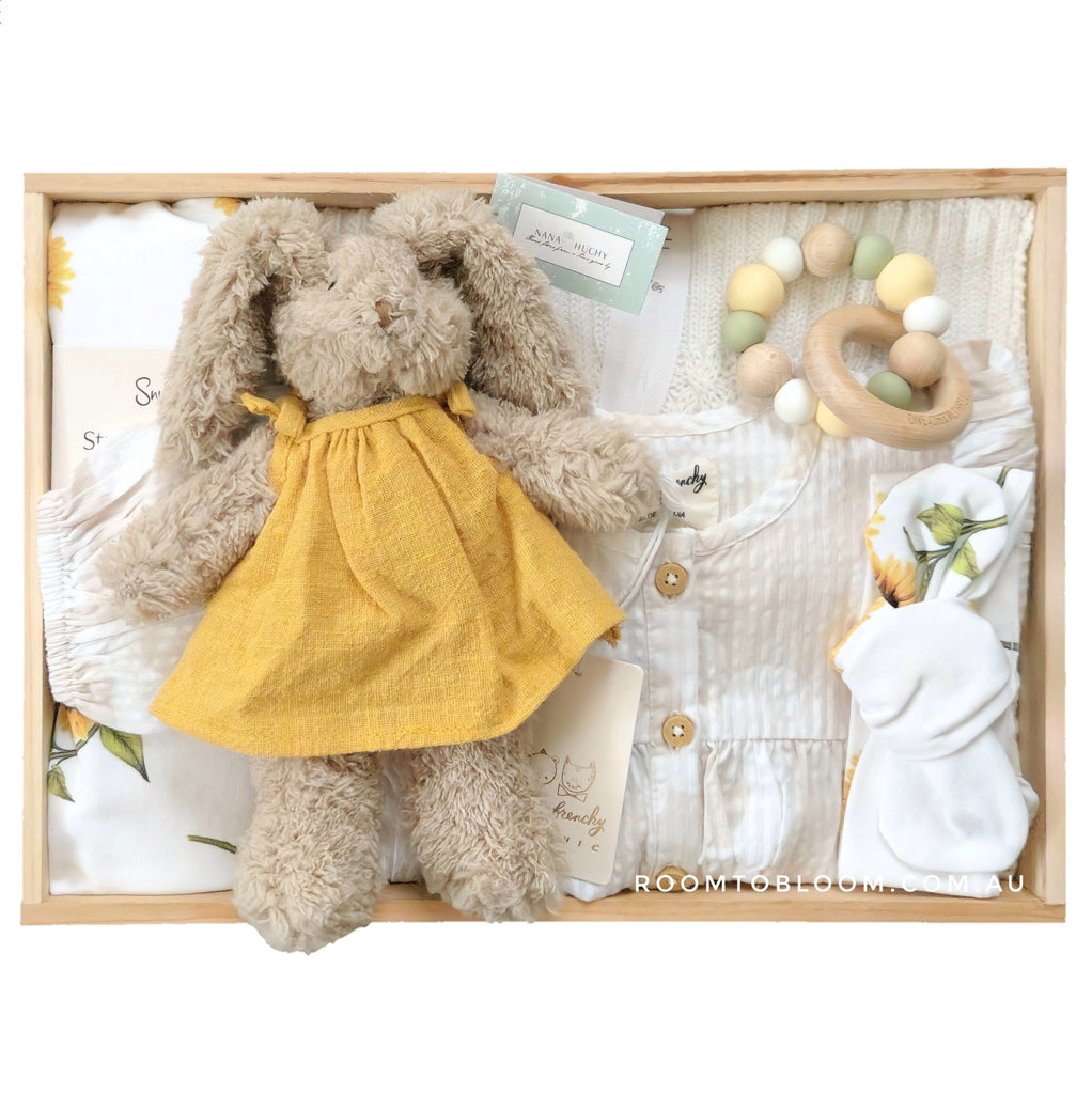 ROOM TO BLOOM Baby gift set with plush toy, baby clothes, rattle and more in a wooden box.